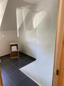 a glass shower in a bathroom with a tiled floor at L'Universel, 3 ch calme et cosy près de la plage in Wimereux +34 photos