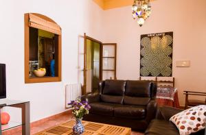 a living room with a leather couch and a table at Casa Juramento in Córdoba