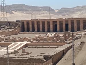 a building in the middle of a desert at فندق سيتي ابيدوس in Abydos