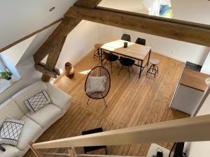 an overhead view of a living room with a table and chairs at L'Universel, 3 ch calme et cosy près de la plage in Wimereux