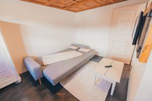 a small room with a couch and a table at Surfers Sunset Spa with Jacuzzi & Panoramic Terrace in Grindelwald