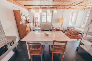 a kitchen and dining room with a table and chairs at Surfers Sunset Spa with Jacuzzi & Panoramic Terrace in Grindelwald +6 photos
