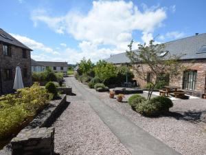 a garden with a walkway in front of a building at 2 Bed in Newton Abbot oc-61775 in Ipplepen