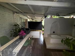 ein Wohnzimmer mit Badewanne und einem Tisch in der Unterkunft Lemon Cottage in Bela-Bela + 6 Fotos