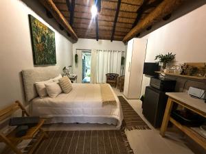 ein Schlafzimmer mit einem großen Bett in einem Zimmer in der Unterkunft Lemon Cottage in Bela-Bela