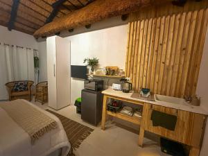 ein Schlafzimmer mit einem Bett und eine Küche mit Spüle in der Unterkunft Lemon Cottage in Bela-Bela