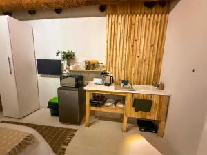 eine kleine Küche mit Spüle und Kühlschrank in der Unterkunft Lemon Cottage in Bela-Bela