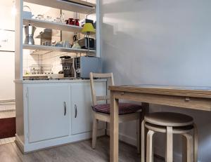 ル・クレムラン・ビセートルにあるLe Studio 1517のキッチン(木製テーブル、椅子付)