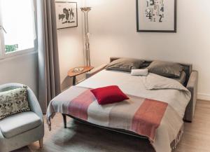 Le Studio 1517 في لو كرملين-بيستر: غرفة نوم بسرير وكرسي ونافذة