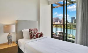 a bedroom with a bed and a window with a view at Cosmo Apartment Hotel in Brisbane +69 photos