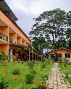 a garden in front of a building at Pousada No Alto da Serra Conservatória in Conservatória