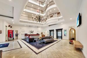 a large living room with a large ceiling at Cosmo Apartment Hotel in Brisbane