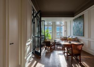 a dining room with a table and chairs at Hovagimyan Hotel and Suites in Istanbul