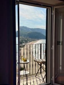 ein Balkon mit Tisch und Blick auf einen Strand in der Unterkunft Casa Vacanza Eos in Sperlonga