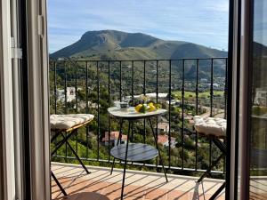 ein Balkon mit einem Tisch, auf dem eine Obstschale steht in der Unterkunft Casa Vacanza Eos in Sperlonga