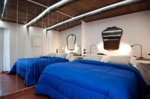 zwei Betten in einem Zimmer mit blauen Decken in der Unterkunft Casa Vacanza Eos in Sperlonga