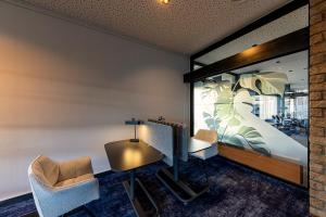 a meeting room with chairs and a large window at ACHAT Hotel Braunschweig in Braunschweig +61 photos