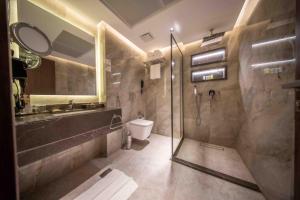 ein Badezimmer mit Dusche, Toilette und Waschbecken in der Unterkunft Sedra Al Aalami Hotel, Madinah in Medina