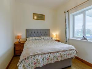 a bedroom with a bed and a window at 2 Bed in Ottery St Mary oc-lambs in Ottery Saint Mary