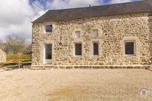 an old stone house on a gravel driveway at Gîte G1304 in Sottevast