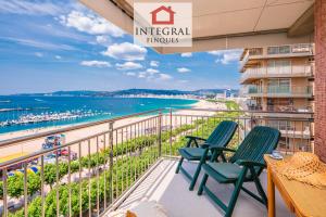 a balcony with chairs and a view of the beach at Horitzó Marí Palamós in Palamós