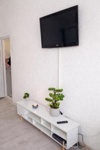 a living room with a tv on a wall at Ploiești Centru in Ploieşti +2 photos