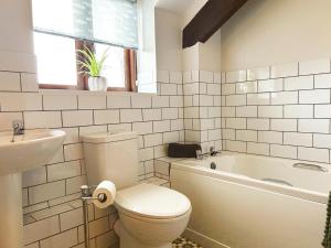 a bathroom with a toilet and a tub and a sink at 4 Bed in Holsworthy oc-lamer in Merryfield +27 photos