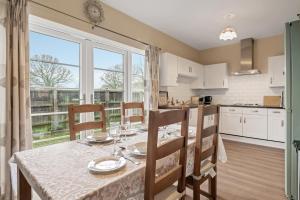 a kitchen and dining room with a table and chairs at Pools Cottages - Warwick Luxury Countryside Near NEC in Kenilworth