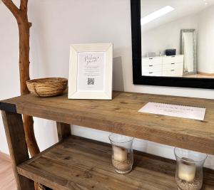a mirror and two glasses on a wooden table at La Pau Apartament in Mollerussa +13 photos