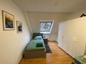a bedroom with two beds in a room at modern ausgestatte "GS2613" Gästewohnung im Zentrum Merseburgs in Merseburg