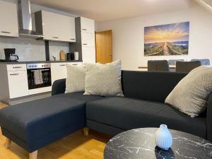 a living room with a blue couch and a table at modern ausgestatte "GS2613" Gästewohnung im Zentrum Merseburgs in Merseburg