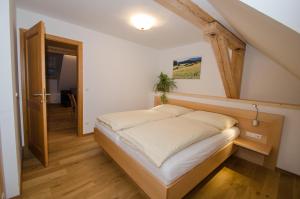 マウテルンドルフにあるFerienwohnungen Flattnerhofのベッドルーム1室(ベッド1台付)