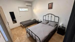 a bedroom with two beds in a room at Maison T2 avec terrasse et cours de 50m2 in Sorgues