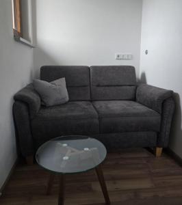 a living room with a couch and a table at Ferienwohnung Wilde Hilde inklusive aktivCARD in Arrach