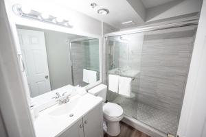 a bathroom with a toilet and a sink and a shower at Stay Together Suites - Penthouse On The Strip Sleeps 20 - NO RESORT FEE in Las Vegas