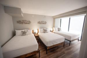 two beds in a room with white sheets at Stay Together Suites - Penthouse On The Strip Sleeps 20 - NO RESORT FEE in Las Vegas +22 photos