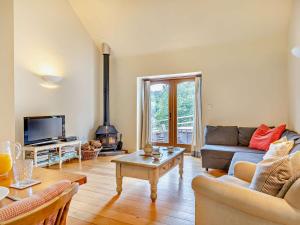 a living room with a couch and a fireplace at 1 Bed in Bampton oc-limkc in Bampton