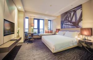 سرير أو أسرّة في غرفة في Pan Pacific Tianjin