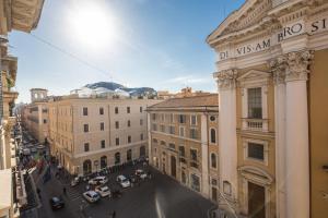 vista aerea di una strada cittadina con edifici di Dopodomani Suite a Roma