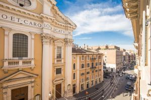 vistas a una calle de una ciudad con edificios en Dopodomani Suite, en Roma