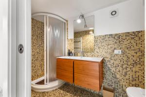 a bathroom with a sink and a toilet and a tub at Elisabeth s Loft in Milan