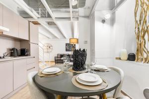 a kitchen and dining room with a table and chairs at Elisabeth s Loft in Milan