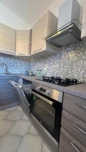 a kitchen with a stove top oven in a kitchen at Casa Rita in San Teodoro
