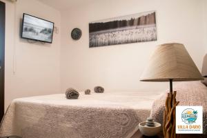 a room with a table with a lamp and a wall clock at Villa Darío en Nazaret in Nazaret +23 photos