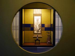 a mirror in a room with a vase on a table at 別邸 六花 in Hino +143 photos