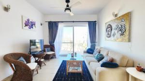 a living room with a couch and chairs at Apartament Palm Bay View Esentepe Bahceli in Kyrenia