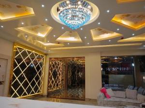 ein Wohnzimmer mit Kronleuchter und eine Lobby in der Unterkunft PS Marriott Hotel in Patna