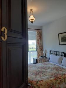 ein Schlafzimmer mit einem Bett und einem Fenster in der Unterkunft Hotel Los Caspios in Colunga
