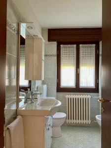 ein Badezimmer mit Waschbecken und Toilette in der Unterkunft Milele B&B in Somma Lombardo