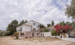 a house on a hill with at Casaverde Gargano in Mattinata